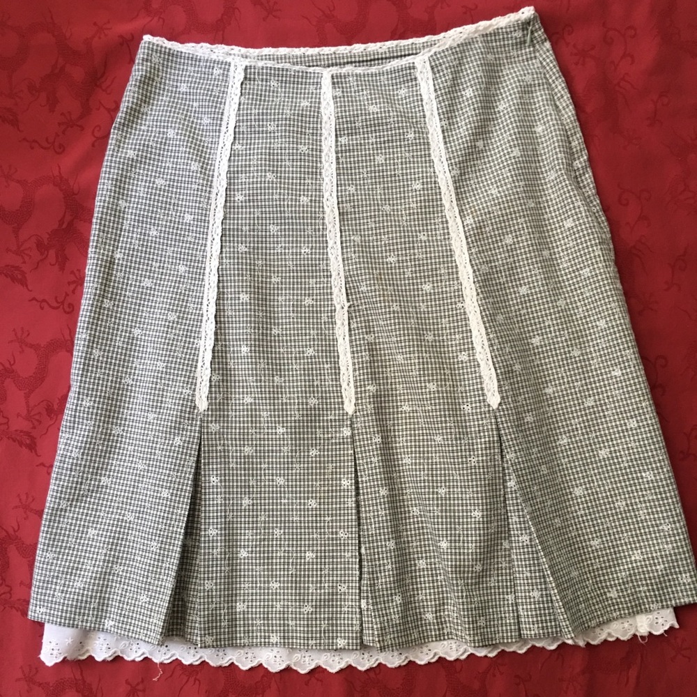 Charming gray/white Barami skirt